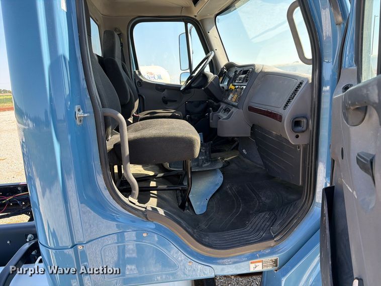 image for item DZ4716 2020 Freightliner S2G truck cab and chassis