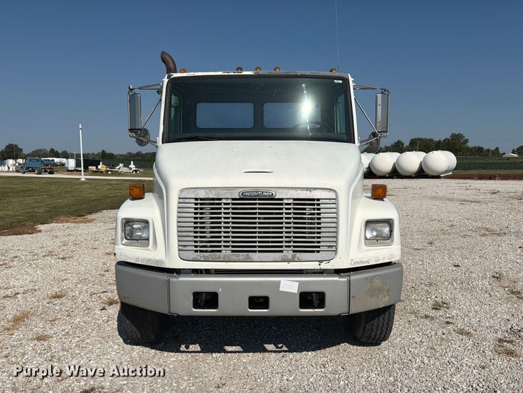 image for item DZ4717 2001 Freightliner FLD70 truck cab and chassis