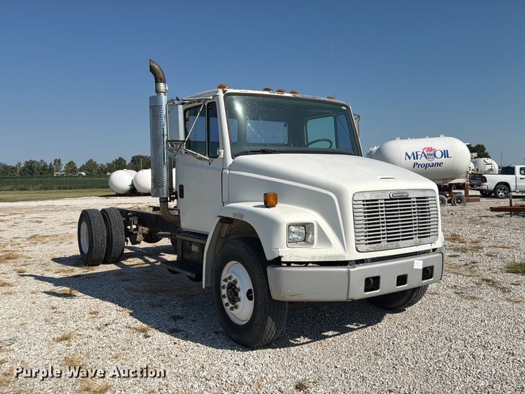image for item DZ4717 2001 Freightliner FLD70 truck cab and chassis