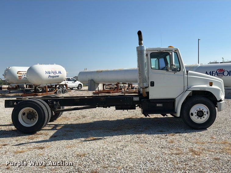 image for item DZ4717 2001 Freightliner FLD70 truck cab and chassis