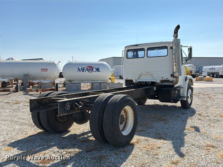 image for item DZ4717 2001 Freightliner FLD70 truck cab and chassis