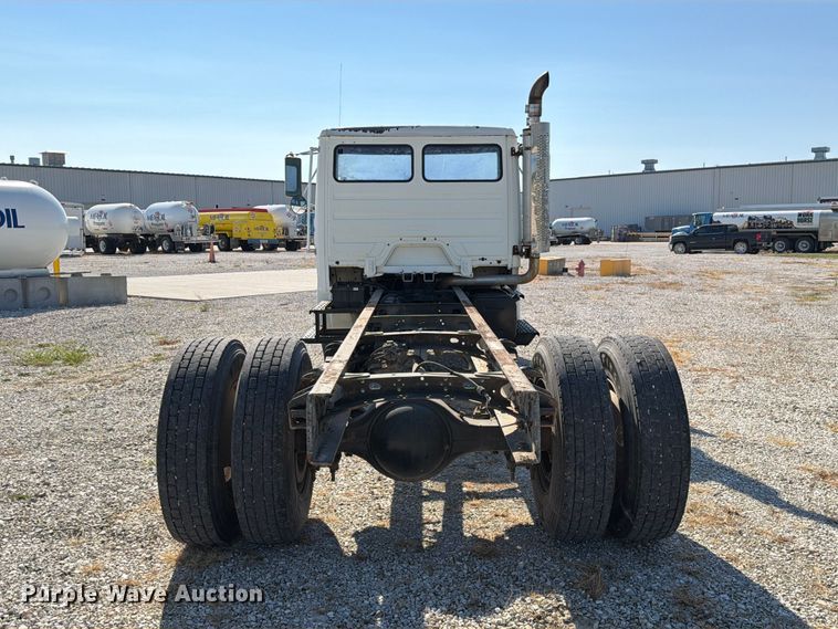 image for item DZ4717 2001 Freightliner FLD70 truck cab and chassis