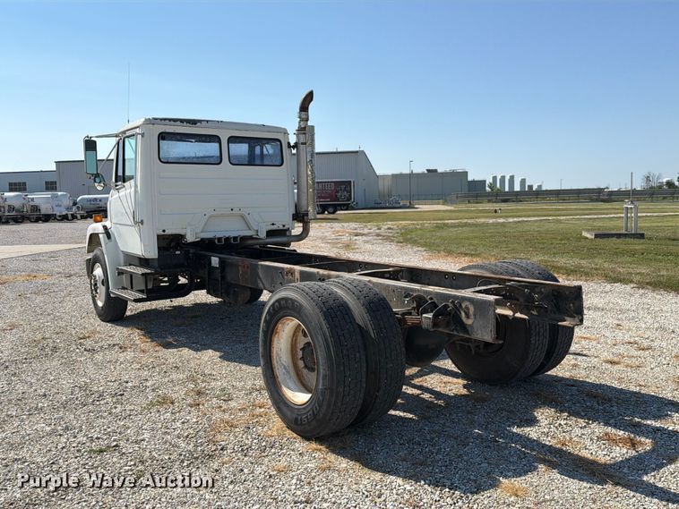 image for item DZ4717 2001 Freightliner FLD70 truck cab and chassis