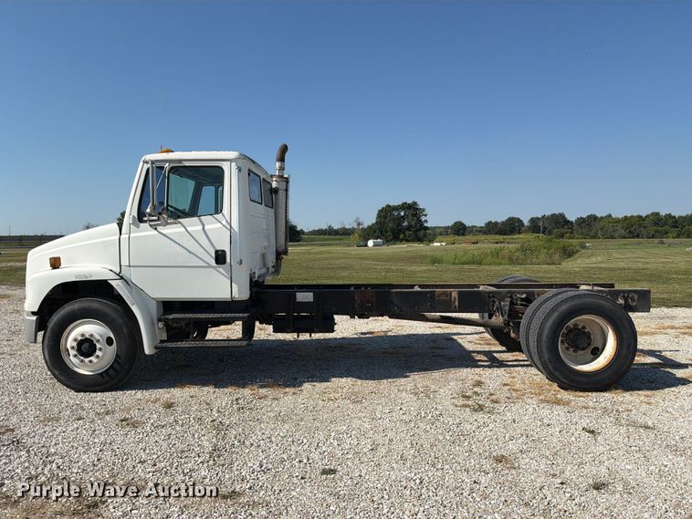 image for item DZ4717 2001 Freightliner FLD70 truck cab and chassis