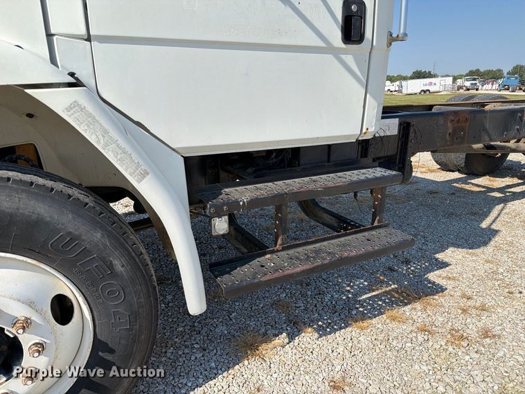 image for item DZ4717 2001 Freightliner FLD70 truck cab and chassis