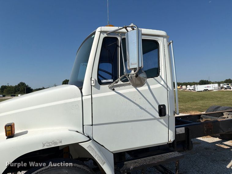 image for item DZ4717 2001 Freightliner FLD70 truck cab and chassis