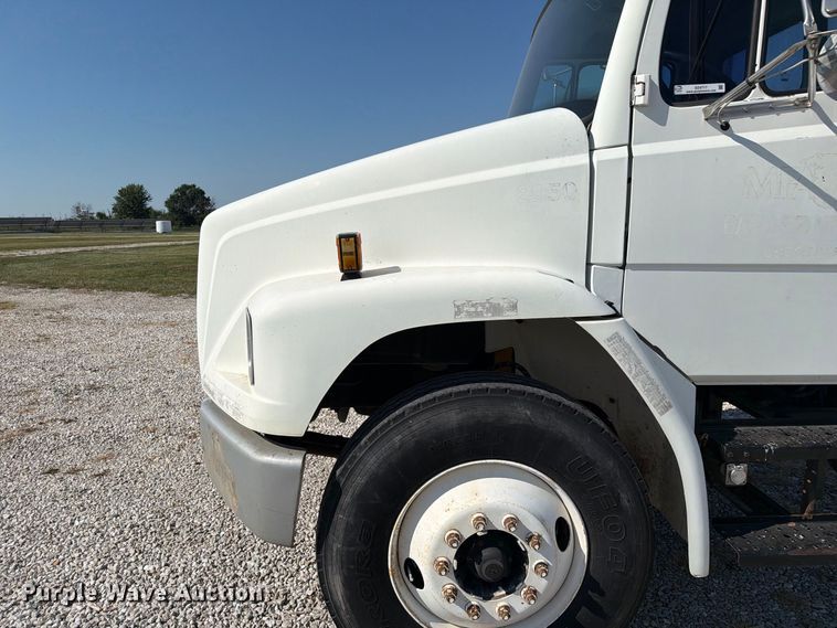 image for item DZ4717 2001 Freightliner FLD70 truck cab and chassis
