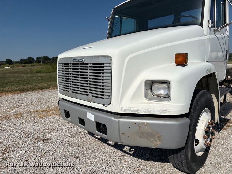 image for item DZ4717 2001 Freightliner FLD70 truck cab and chassis