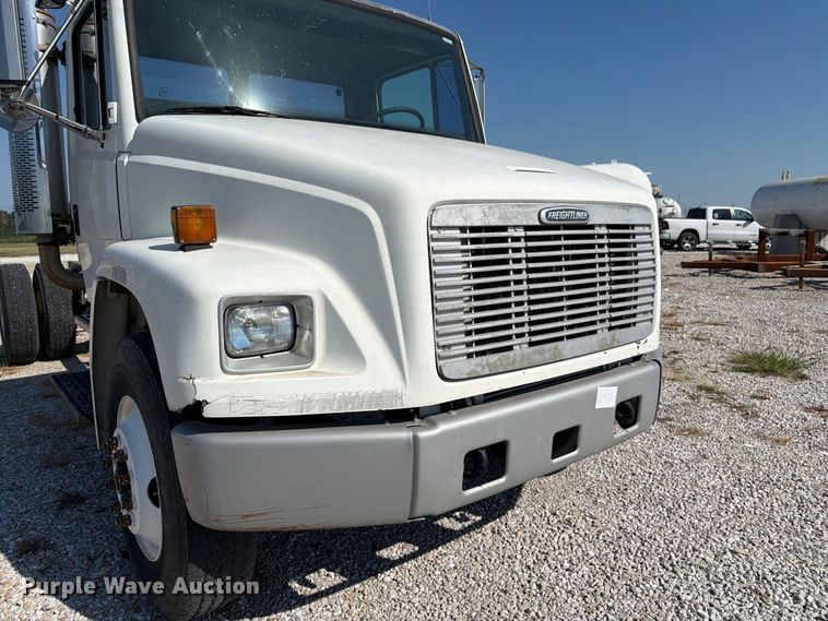 image for item DZ4717 2001 Freightliner FLD70 truck cab and chassis