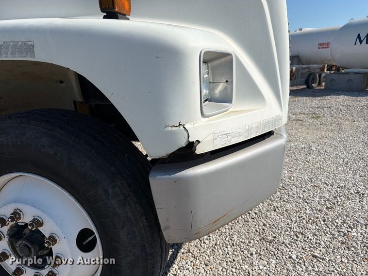 image for item DZ4717 2001 Freightliner FLD70 truck cab and chassis