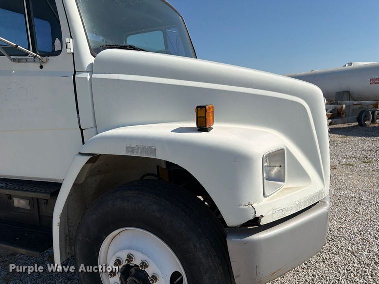 image for item DZ4717 2001 Freightliner FLD70 truck cab and chassis