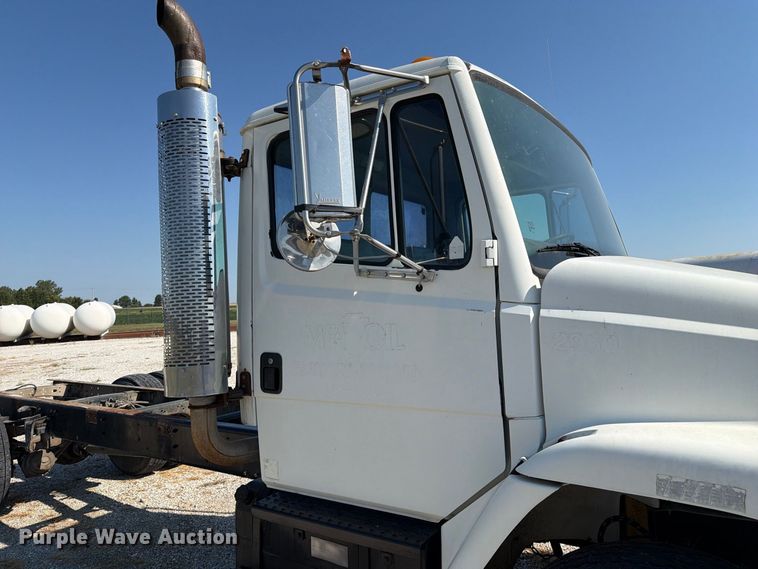 image for item DZ4717 2001 Freightliner FLD70 truck cab and chassis