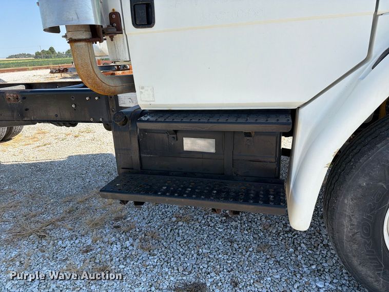 image for item DZ4717 2001 Freightliner FLD70 truck cab and chassis