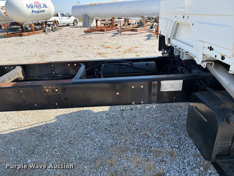 image for item DZ4717 2001 Freightliner FLD70 truck cab and chassis