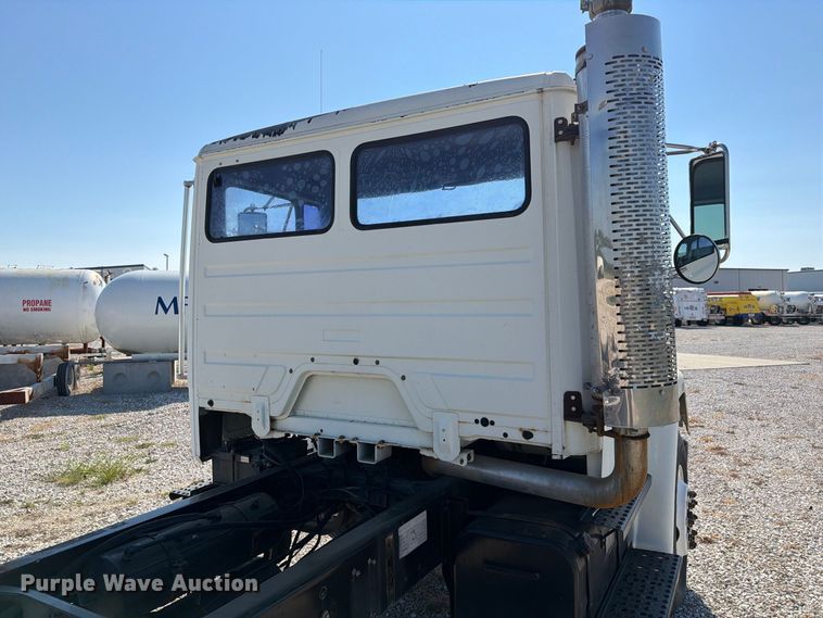 image for item DZ4717 2001 Freightliner FLD70 truck cab and chassis