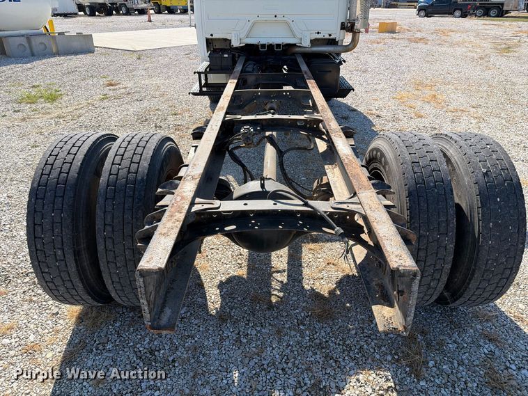 image for item DZ4717 2001 Freightliner FLD70 truck cab and chassis