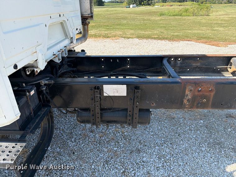 image for item DZ4717 2001 Freightliner FLD70 truck cab and chassis