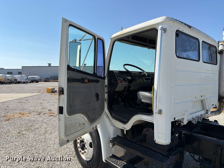 image for item DZ4717 2001 Freightliner FLD70 truck cab and chassis