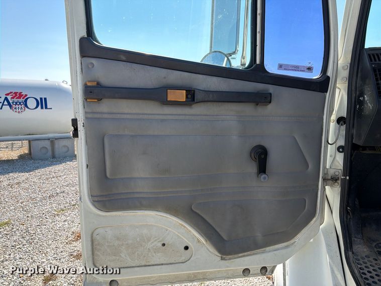 image for item DZ4717 2001 Freightliner FLD70 truck cab and chassis