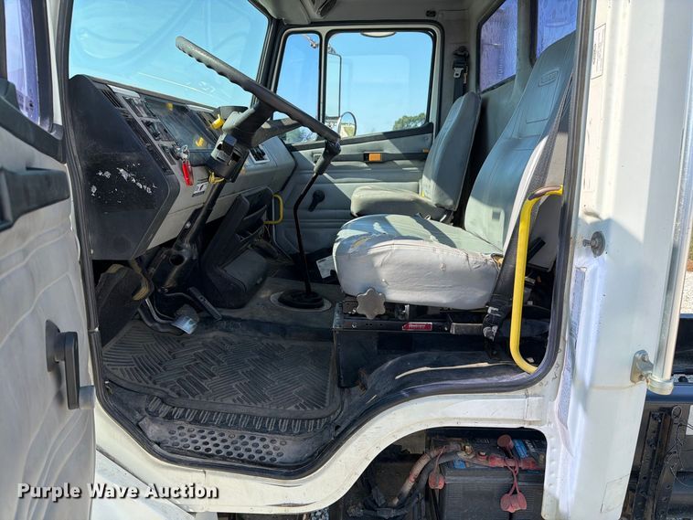 image for item DZ4717 2001 Freightliner FLD70 truck cab and chassis