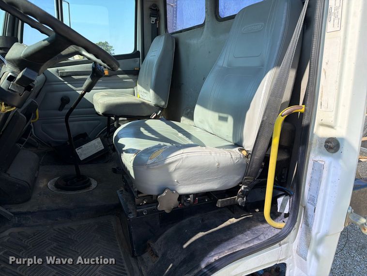 image for item DZ4717 2001 Freightliner FLD70 truck cab and chassis