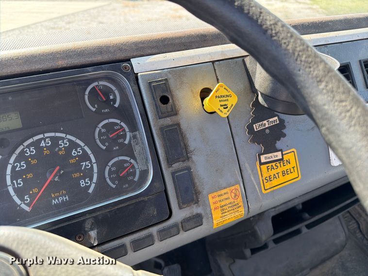 image for item DZ4717 2001 Freightliner FLD70 truck cab and chassis