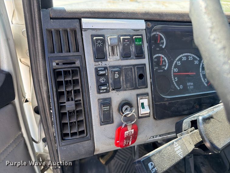image for item DZ4717 2001 Freightliner FLD70 truck cab and chassis