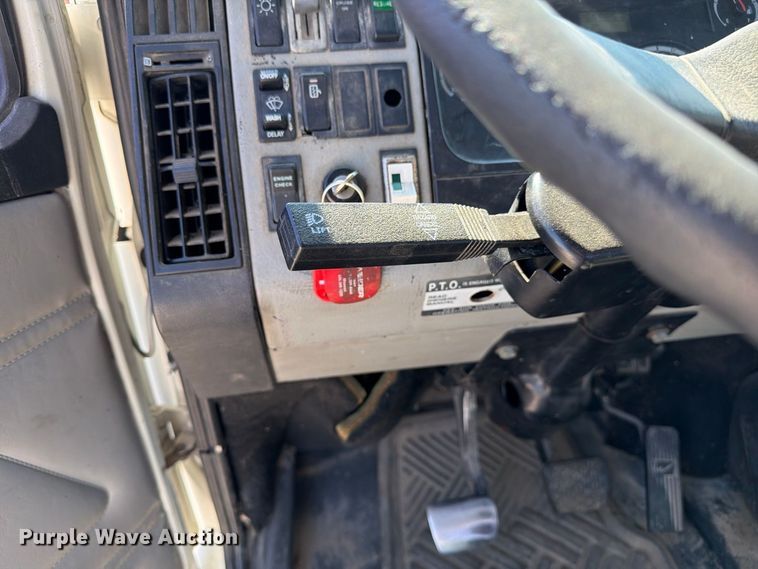 image for item DZ4717 2001 Freightliner FLD70 truck cab and chassis