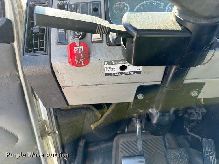 image for item DZ4717 2001 Freightliner FLD70 truck cab and chassis