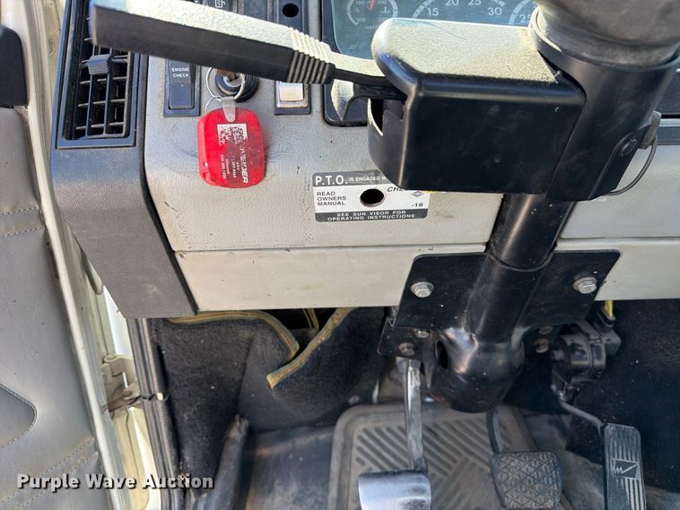 image for item DZ4717 2001 Freightliner FLD70 truck cab and chassis