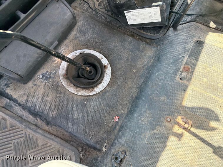 image for item DZ4717 2001 Freightliner FLD70 truck cab and chassis