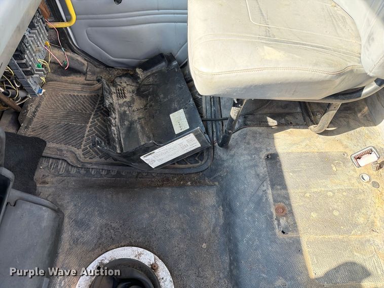image for item DZ4717 2001 Freightliner FLD70 truck cab and chassis