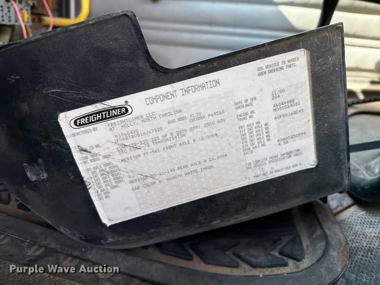 image for item DZ4717 2001 Freightliner FLD70 truck cab and chassis
