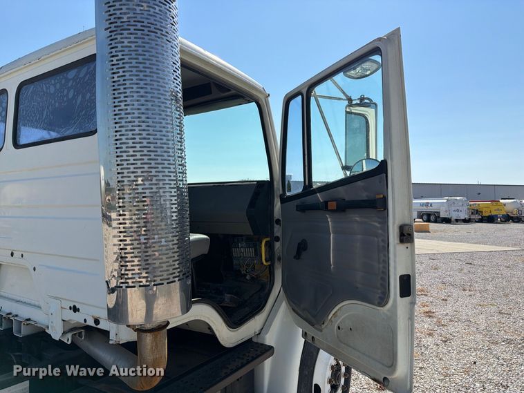 image for item DZ4717 2001 Freightliner FLD70 truck cab and chassis
