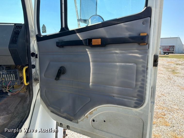 image for item DZ4717 2001 Freightliner FLD70 truck cab and chassis