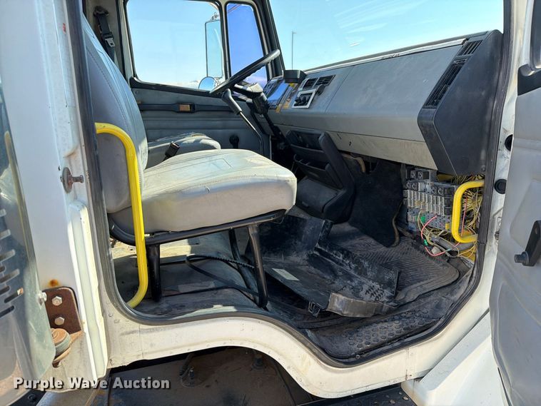 image for item DZ4717 2001 Freightliner FLD70 truck cab and chassis