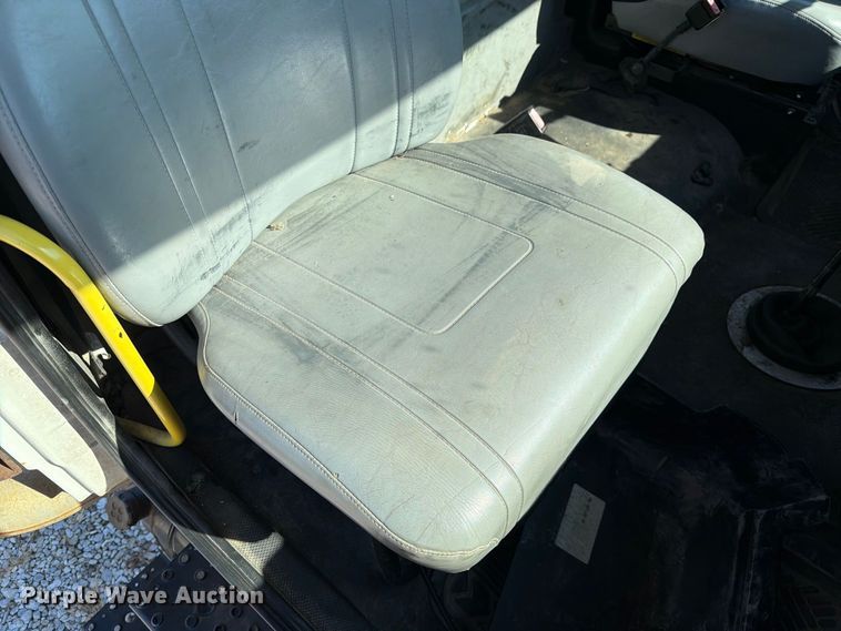 image for item DZ4717 2001 Freightliner FLD70 truck cab and chassis