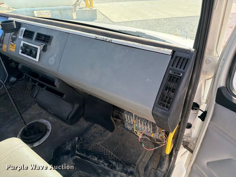 image for item DZ4717 2001 Freightliner FLD70 truck cab and chassis