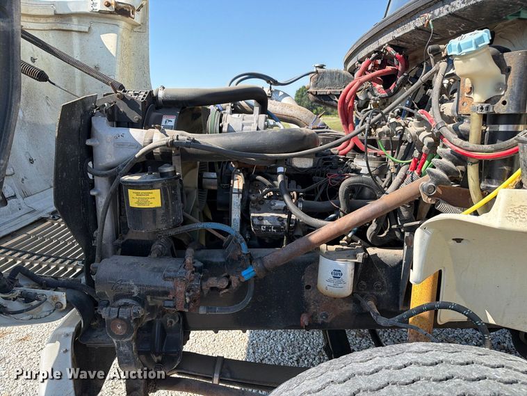 image for item DZ4717 2001 Freightliner FLD70 truck cab and chassis