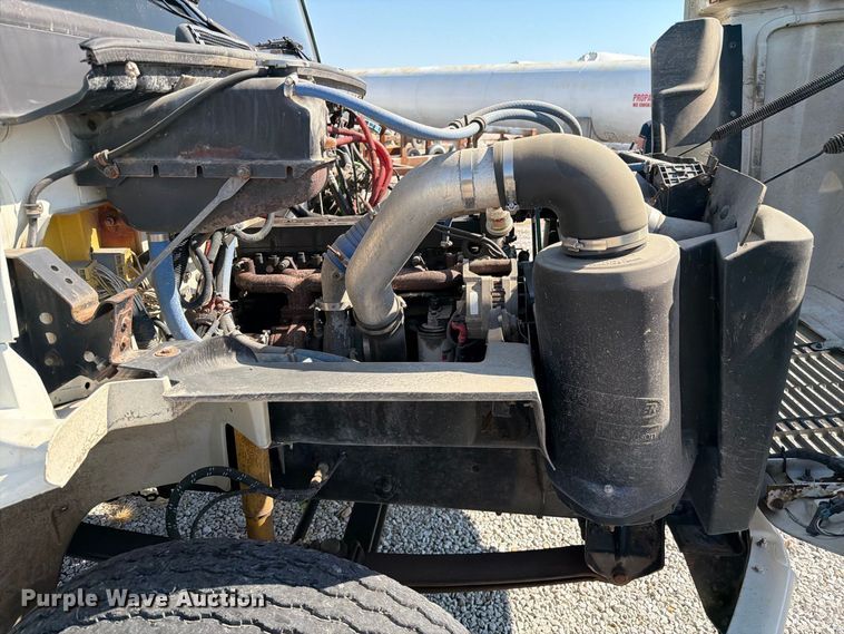 image for item DZ4717 2001 Freightliner FLD70 truck cab and chassis