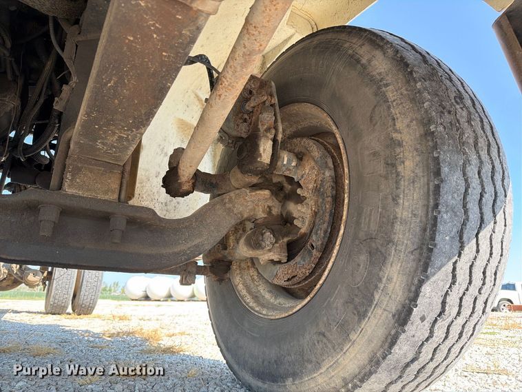 image for item DZ4717 2001 Freightliner FLD70 truck cab and chassis