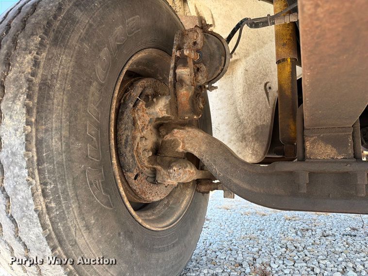 image for item DZ4717 2001 Freightliner FLD70 truck cab and chassis
