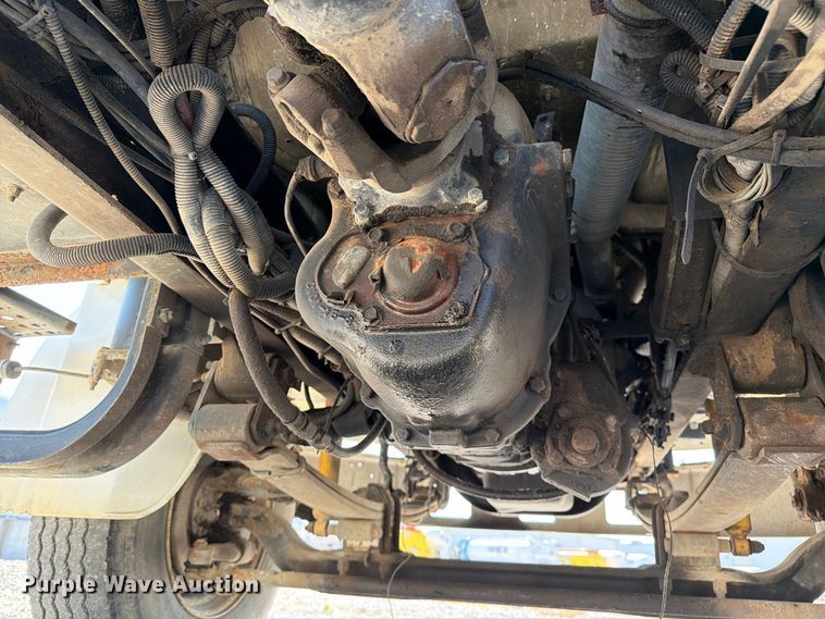 image for item DZ4717 2001 Freightliner FLD70 truck cab and chassis