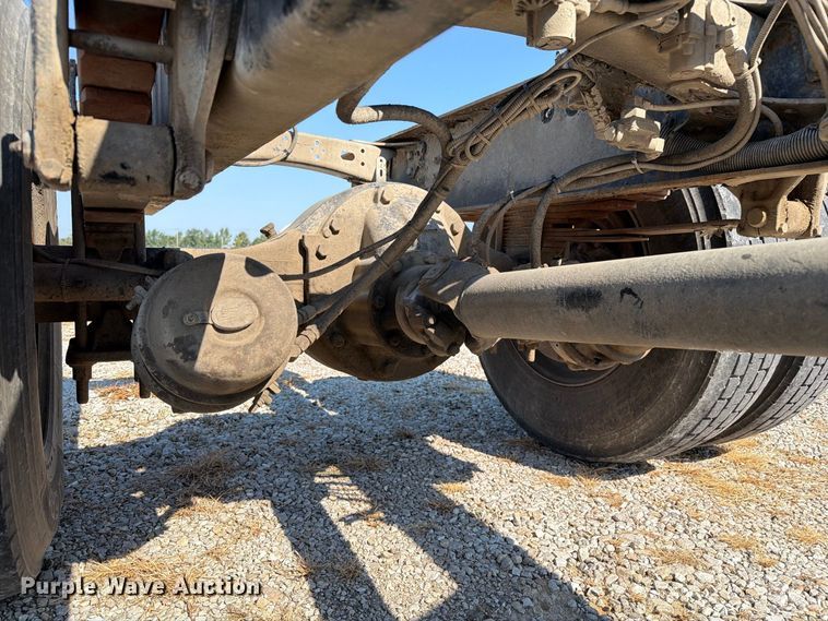 image for item DZ4717 2001 Freightliner FLD70 truck cab and chassis