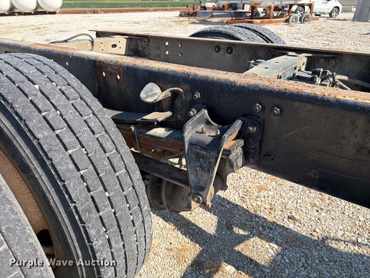 image for item DZ4717 2001 Freightliner FLD70 truck cab and chassis