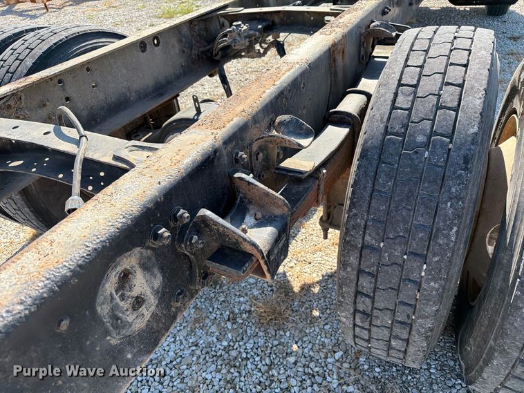 image for item DZ4717 2001 Freightliner FLD70 truck cab and chassis