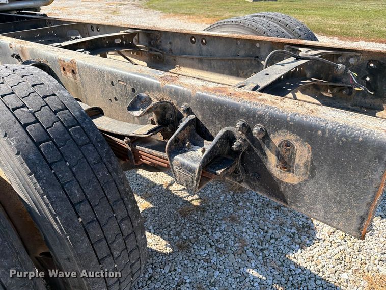 image for item DZ4717 2001 Freightliner FLD70 truck cab and chassis