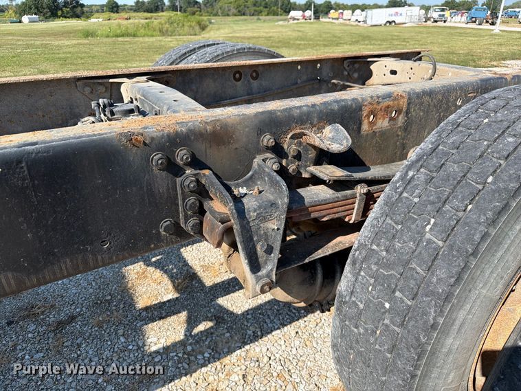 image for item DZ4717 2001 Freightliner FLD70 truck cab and chassis