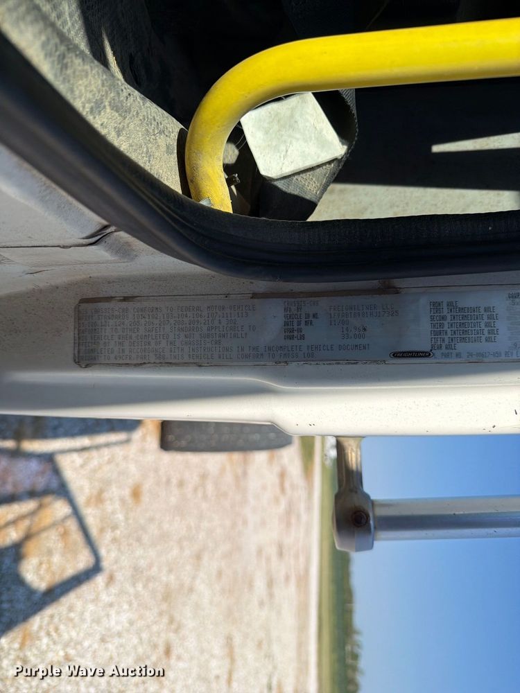 image for item DZ4717 2001 Freightliner FLD70 truck cab and chassis