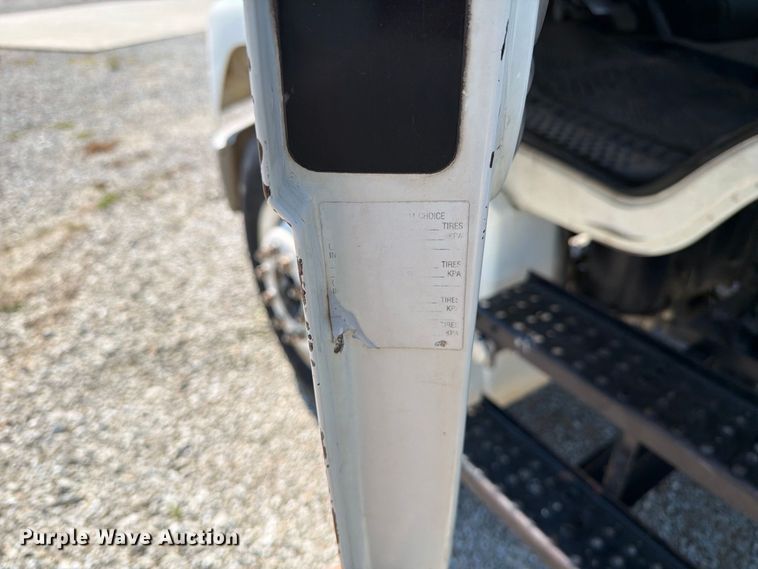 image for item DZ4717 2001 Freightliner FLD70 truck cab and chassis